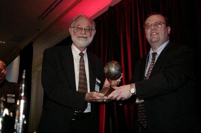 2007 isdc kenneth cox accepts space pioneer award 2