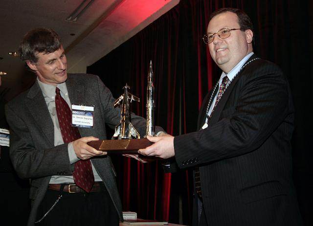 2007 isdc steven squyres accepting werner von braun memorial award