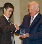 2009 isdc awards eric yam with buzz aldrin